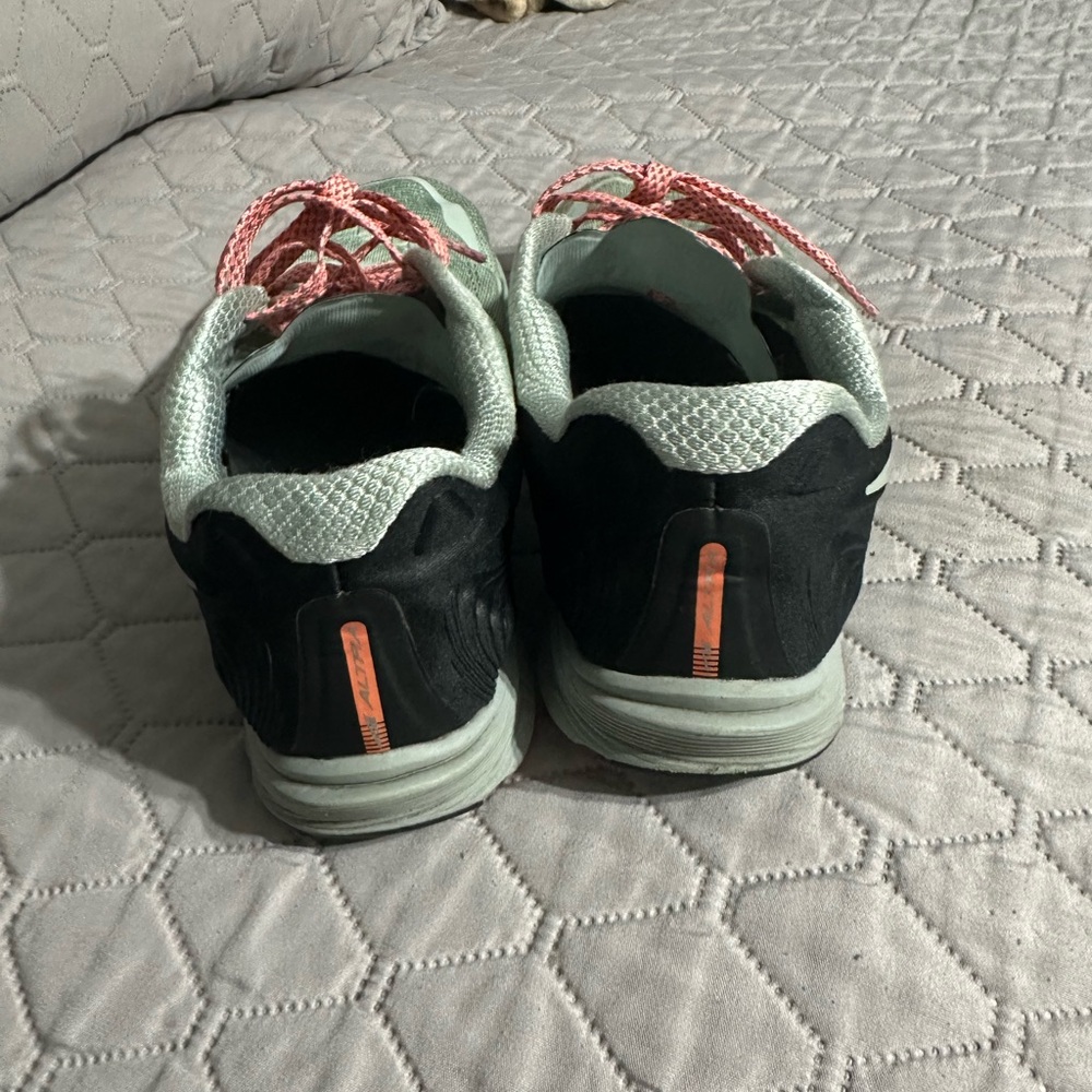 Altra Light Gray Athletic Shoes - Picture 2 of 5